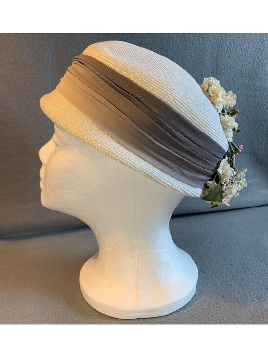Ladies Ivory Hat with Gray Fabric Band and Small Flowers Size 22 Vintage main image 7